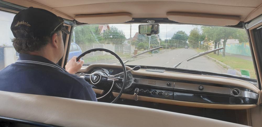 Wainer als chauffeur op Flaminia berlina.